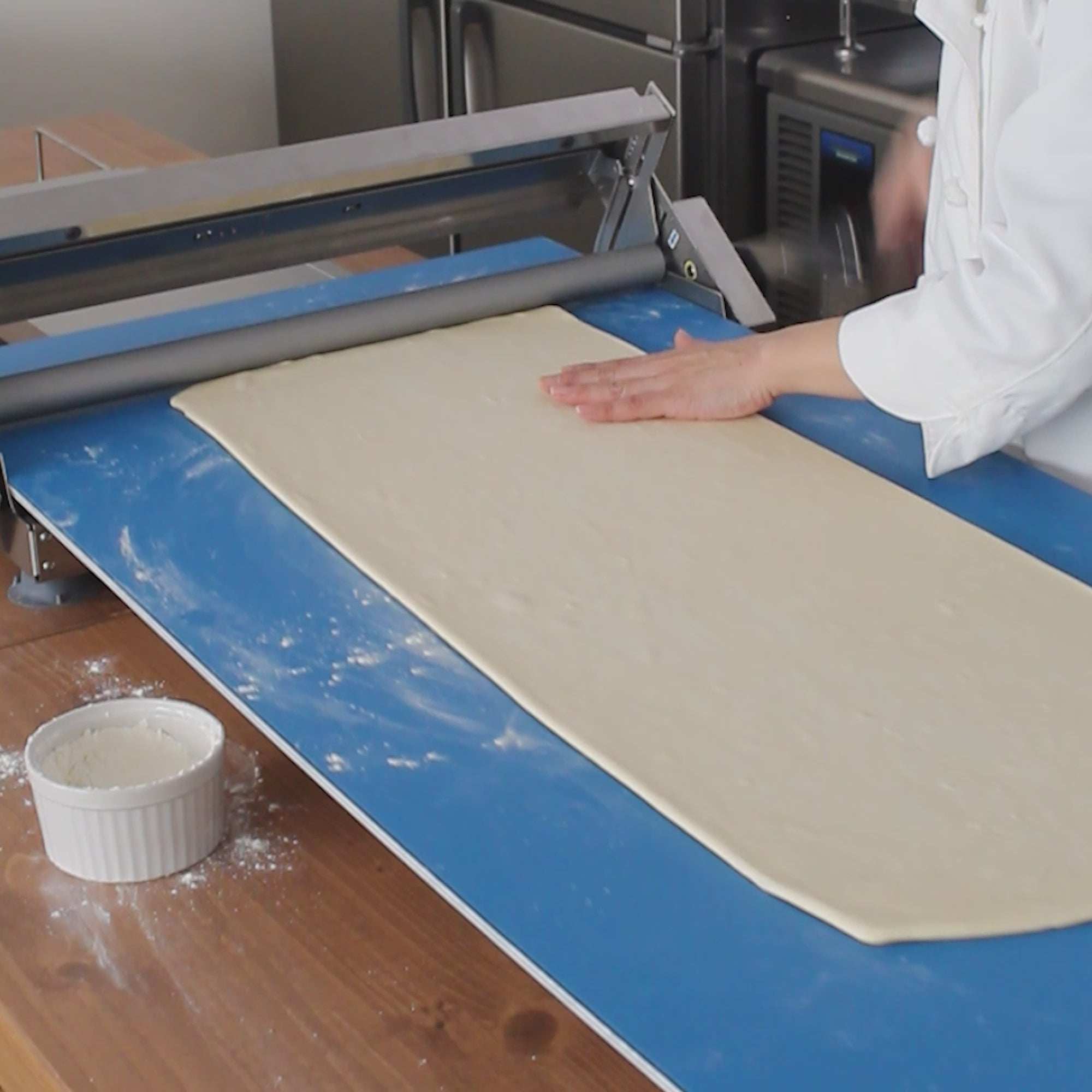 Manual Dough Sheeter RS301 with a Sheeter Board – Japan Kneader